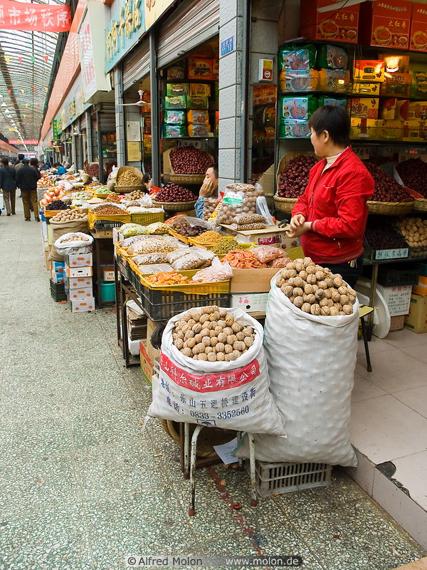 06 Nuts and dried fruits shop
