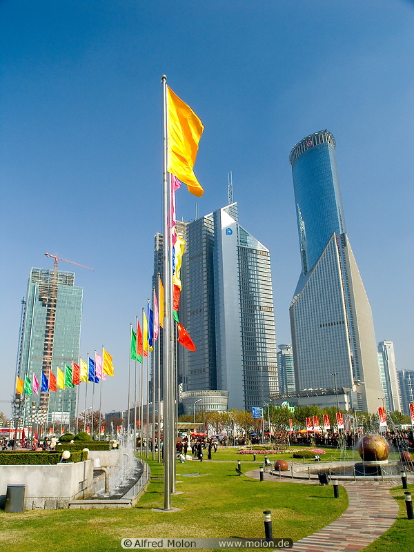 03 Flags and skyscrapers