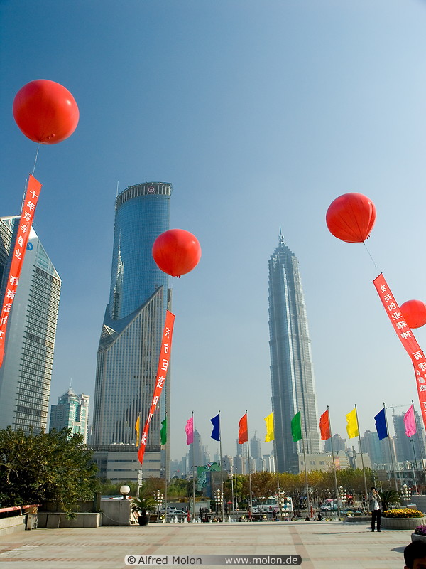 05 Balloons and skyscrapers