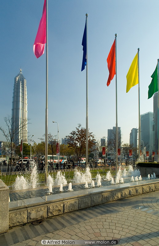 10 Flags, fountain and Jin Mao Tower
