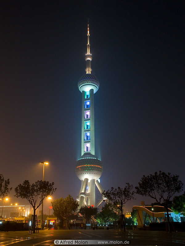 07 Night view of the Oriental Pearl tower