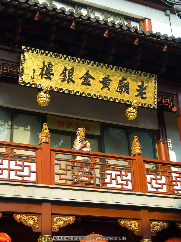 16 House detail with Confucius statue