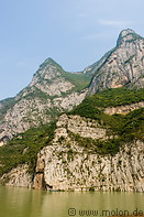 08 Steep cliffs of Wu gorge
