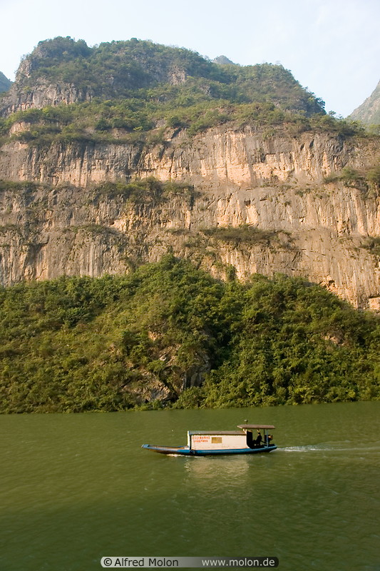 20 Boat on Daning river and steep cliffs