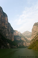 15 Daning river and steep cliffs