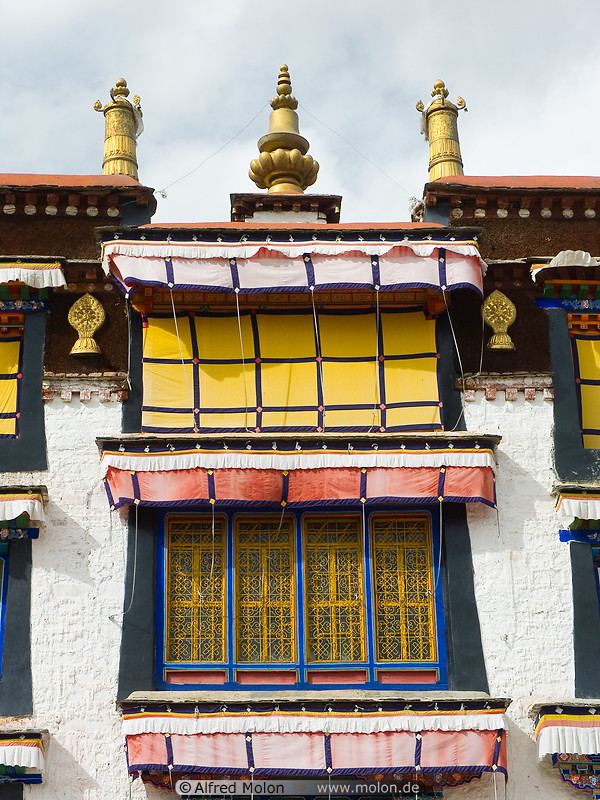 17 Colourful window and golden roof decorations