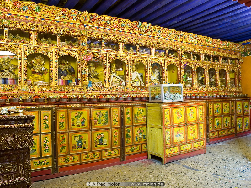 20 Chapel with golden statues and decorations