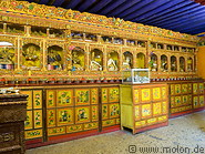 20 Chapel with golden statues and decorations