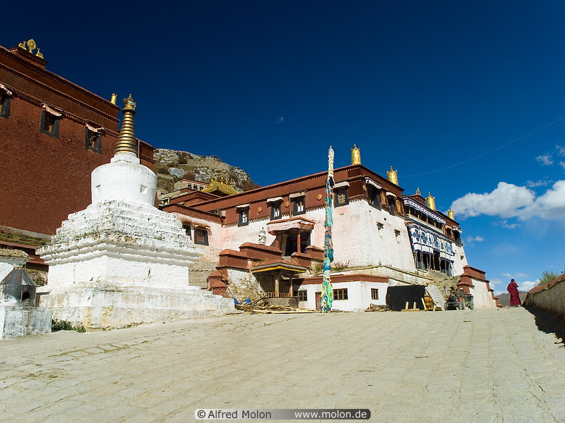 24 Stupa and temple