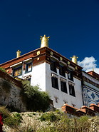 10 Building with golden roof decorations