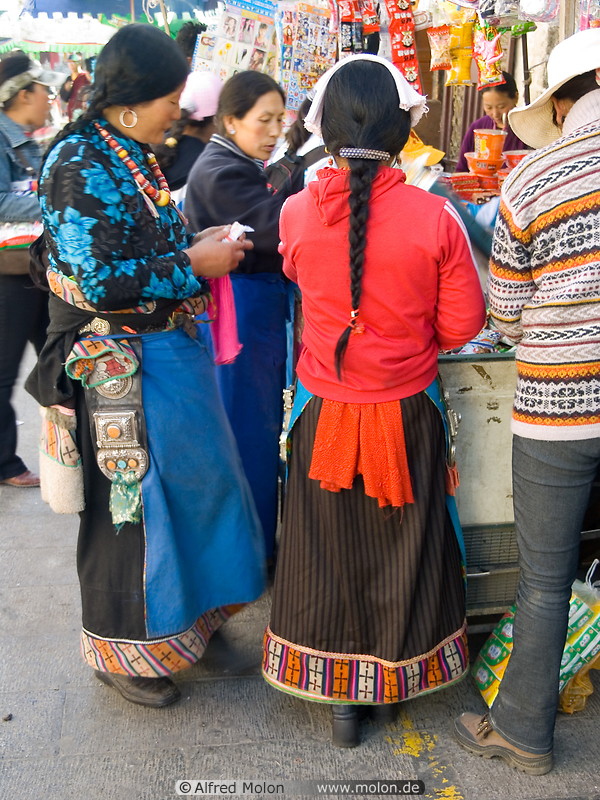 11 Tibetan women at the market