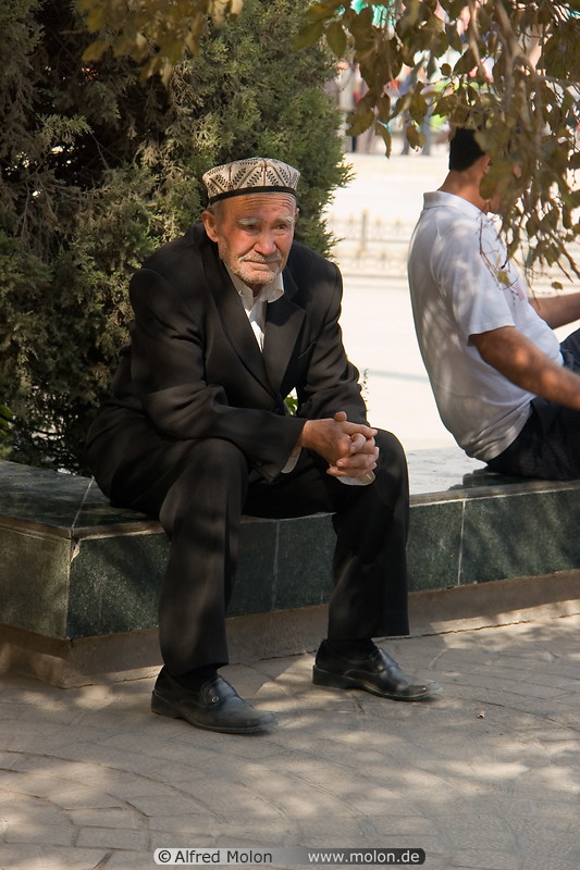 16 Old Uighur man sitting