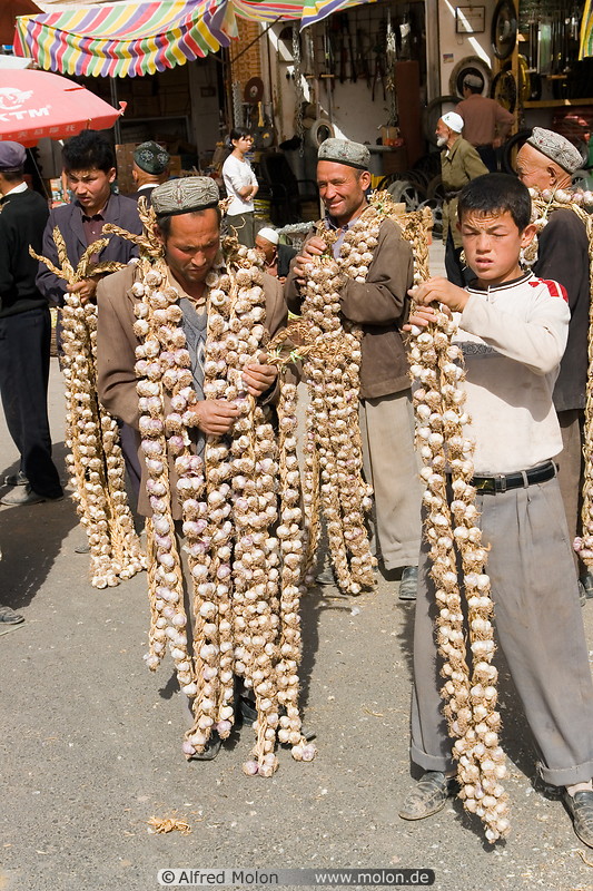 16 Men selling garlic