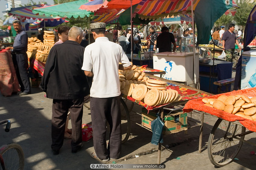 04 Market scene with bread stalls