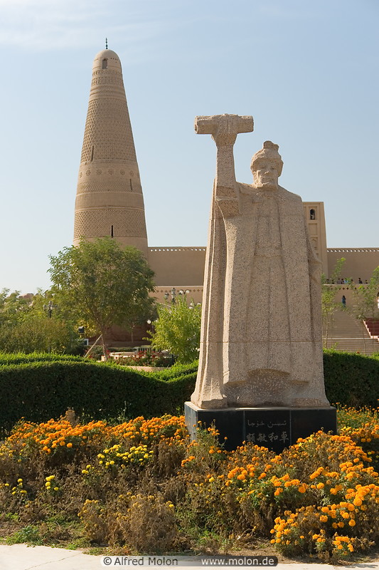 01 Statue of Emir and minaret