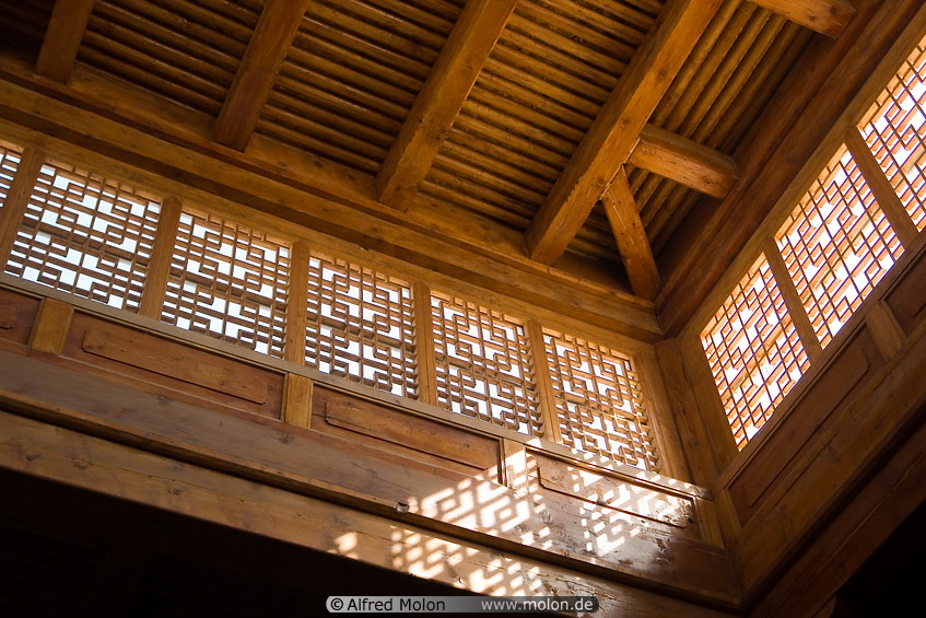 08 Wooden roof and ornamental windows