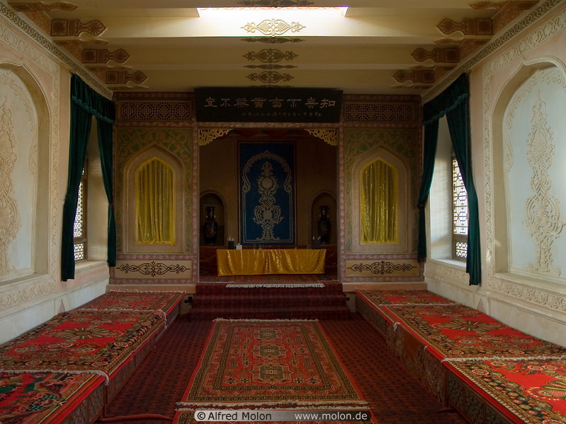 05 Room with carpets and decorations