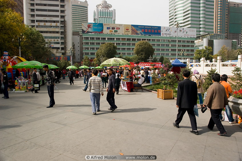 08 People walking on Renmin city square