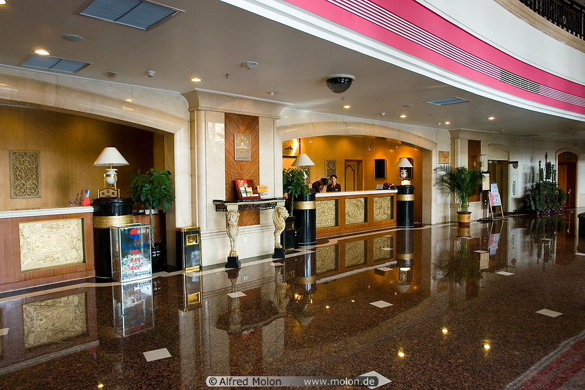 05 Hotel lobby