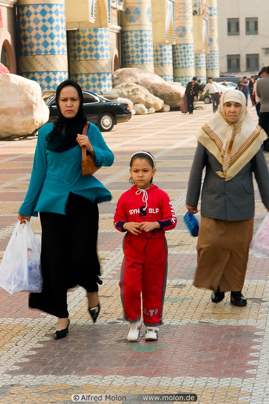 02 Uighur Muslim women with headscarf and small girl
