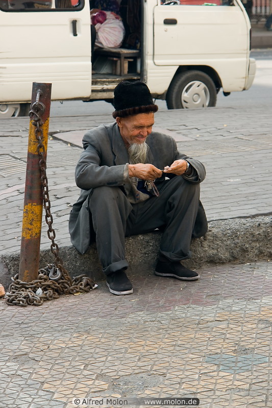 04 Old Uighur man with beard