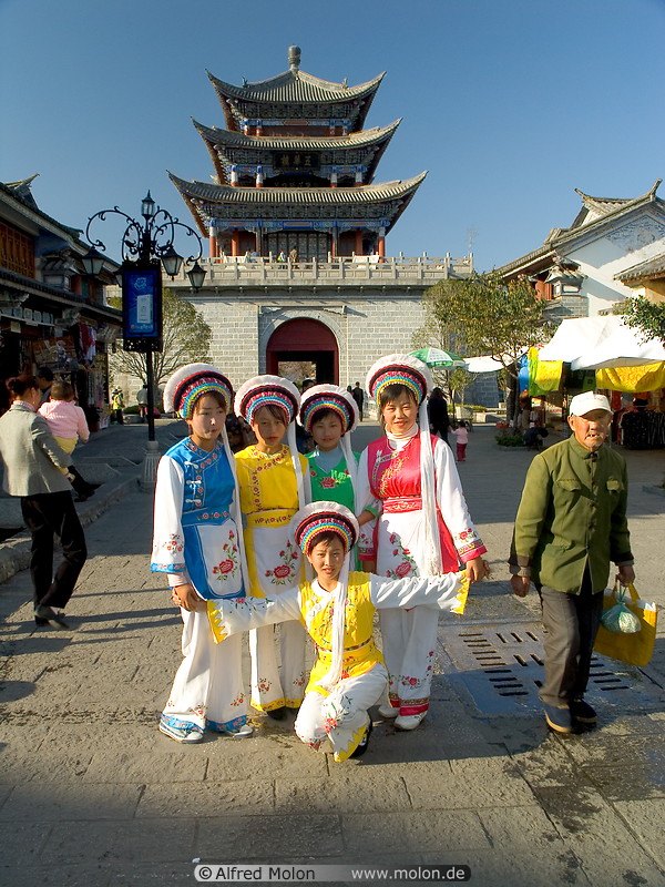02 Bai girls in traditional dress