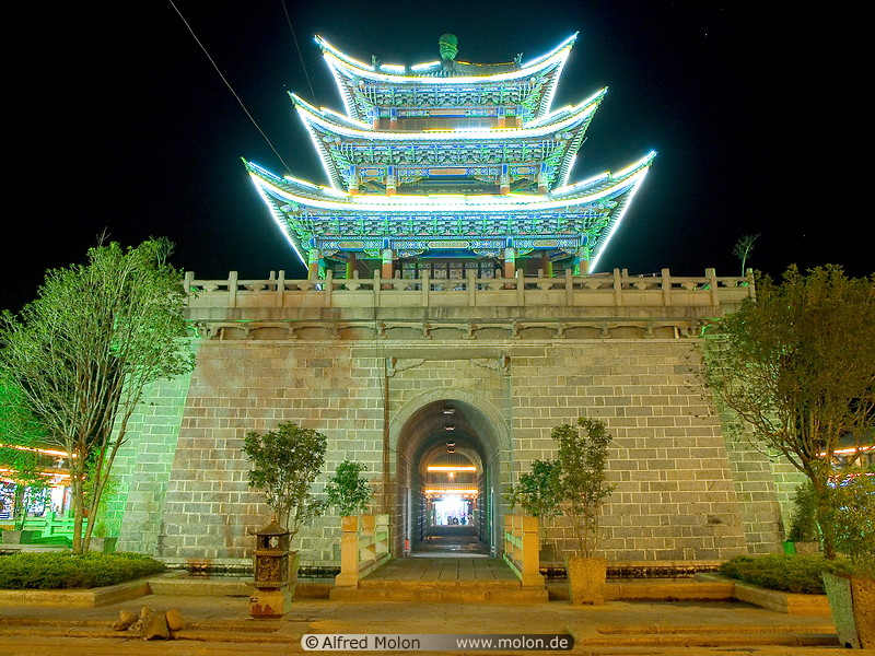 06 Wu Hui pagoda at night