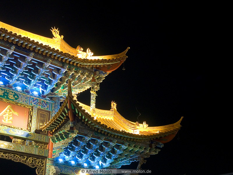 22 Night view of Chinese arch
