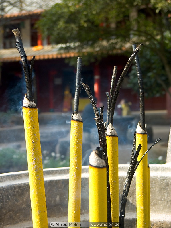 09 Incense sticks
