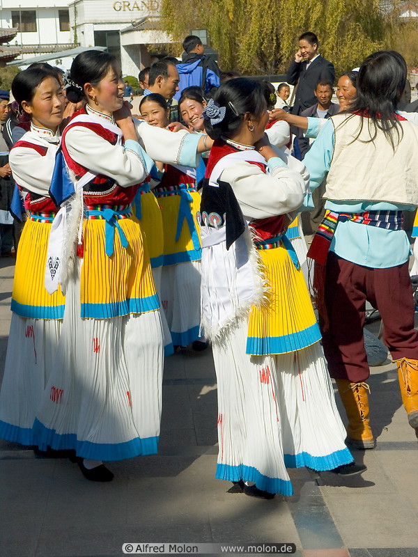 02 Naxi dancers