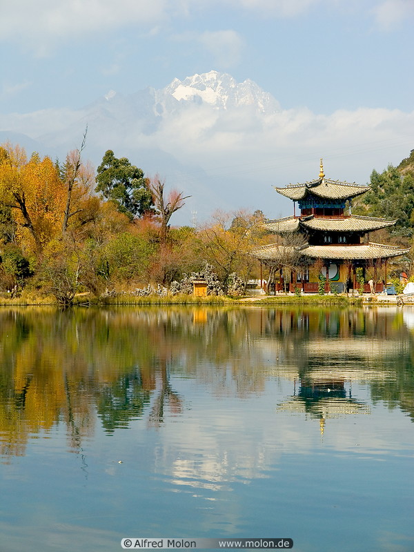 15 Yulong Shan, lake and temple