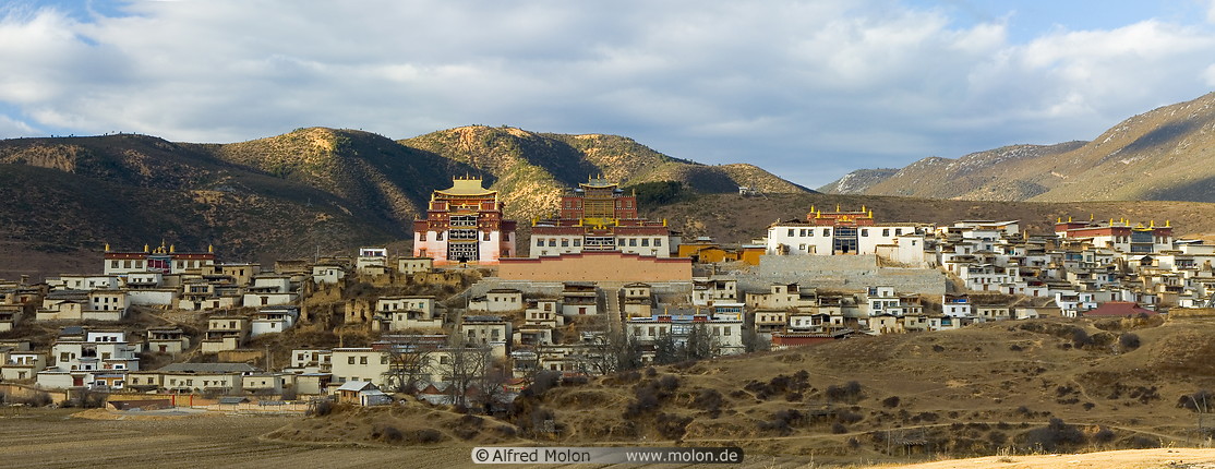 01 Ganden Sumtseling Gompa and old town