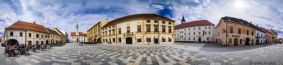 05 City hall square