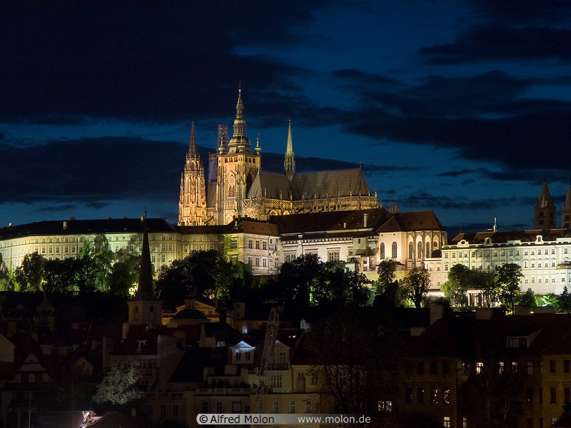 02 Castle and St Vitus cathedral at night