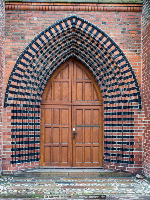 32 Sankt Knuds church portal