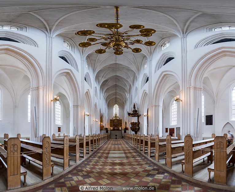 37 St Knuds church interior