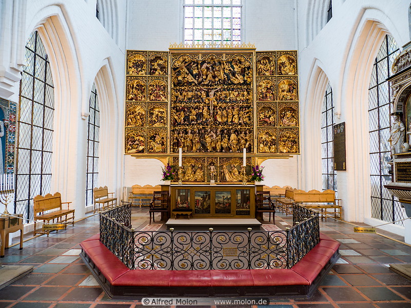 41 St Knuds church altar
