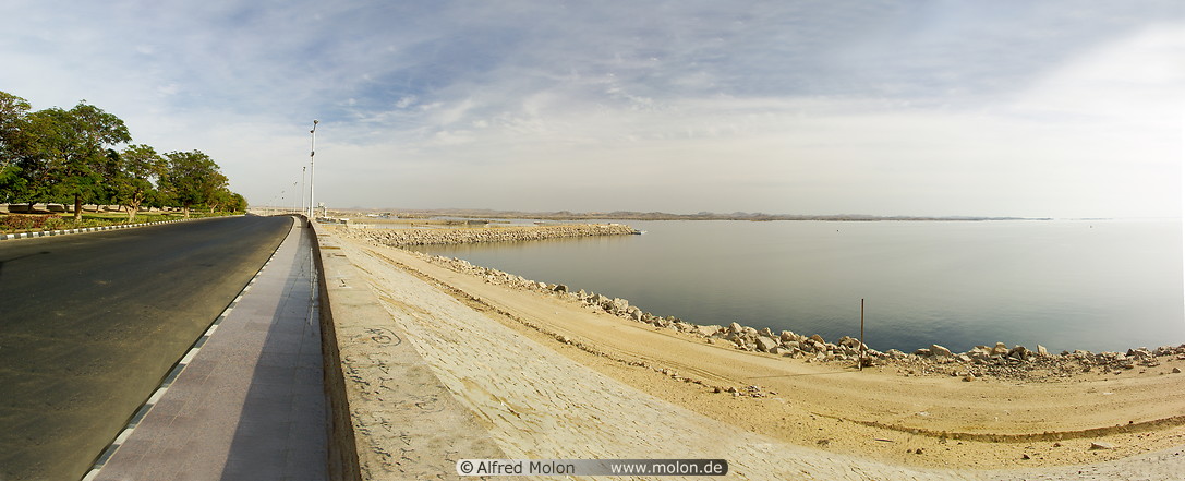 04 Dam road and lake Nasser