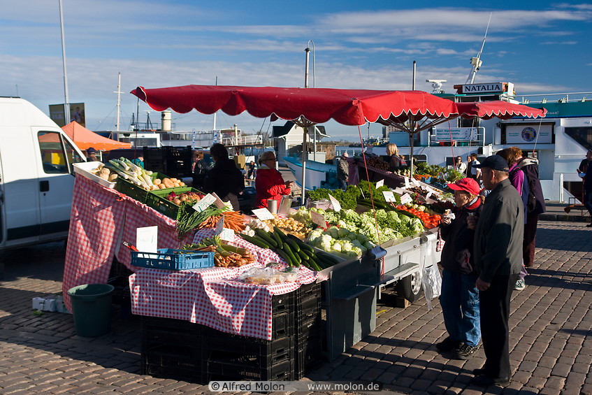 01 Vegetable sellers on Kauppatori market square