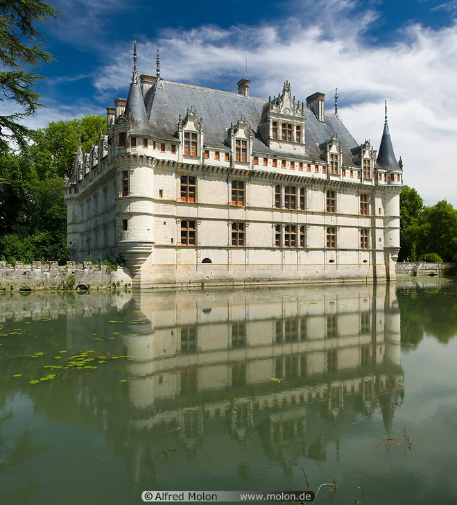 19 Azay le Rideau castle reflecting in Indre river