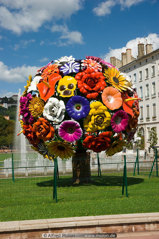 01 Colourful flower sculpture on Antonin Poncet square