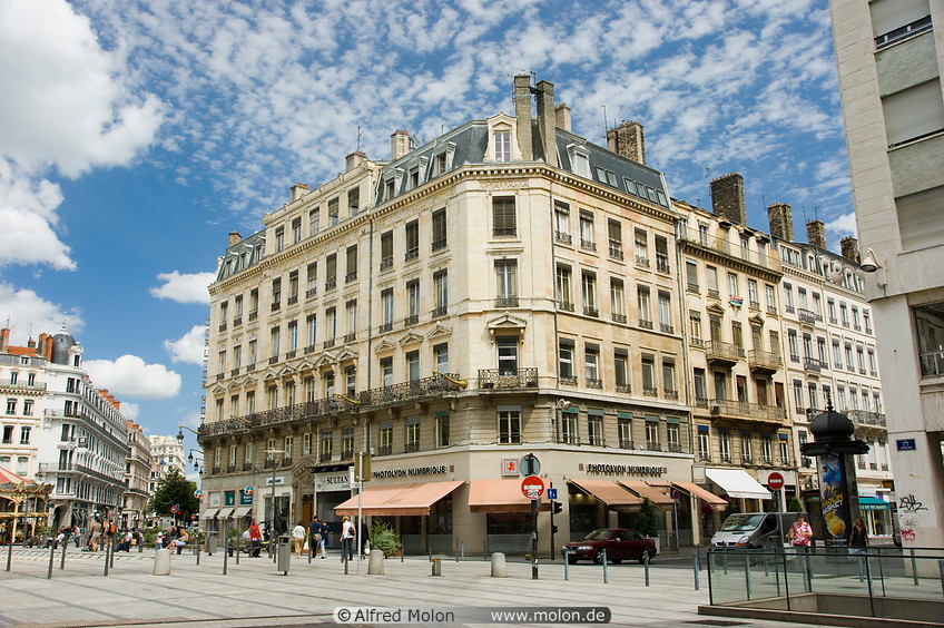 06 Buildings on Place de la Republique