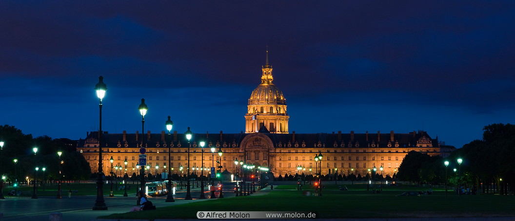 18 Les Invalides hospital and chapel dome at night
