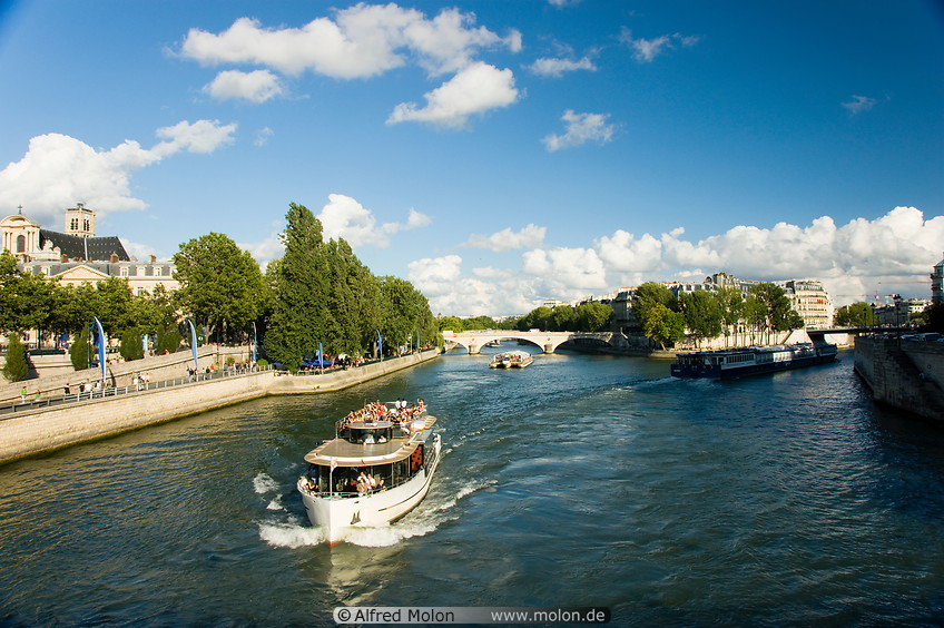 02 Tourist boat in Seine river