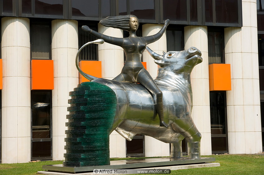 07 Statue of Europa on bull