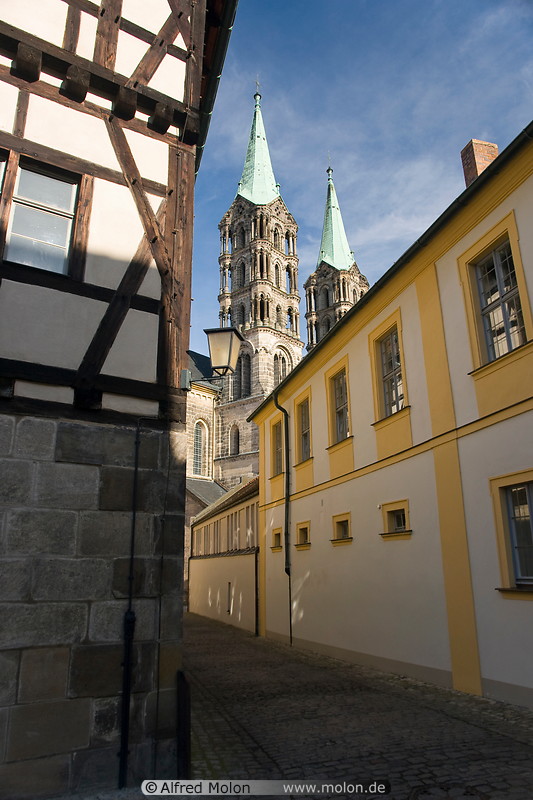 02 Alley with view of cathedral