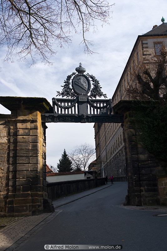 09 Gate with coat of arms
