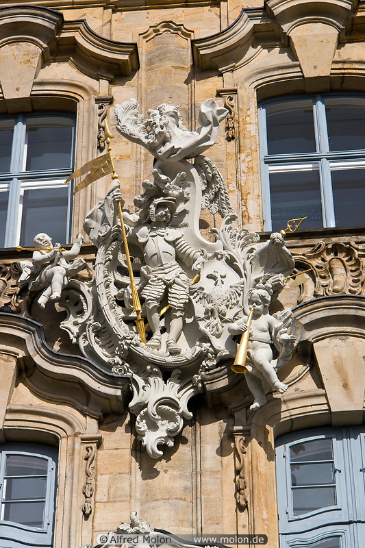 06 Facade decoration with statues