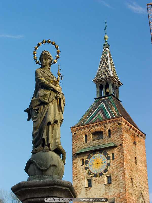 08 Statue and clock tower