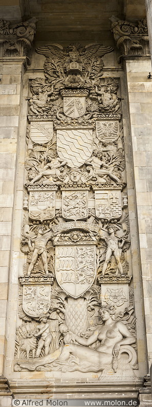 11 Facade of Reichstag